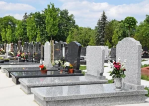 Alignement de tombes et monuments funéraires en granit au cimetière.